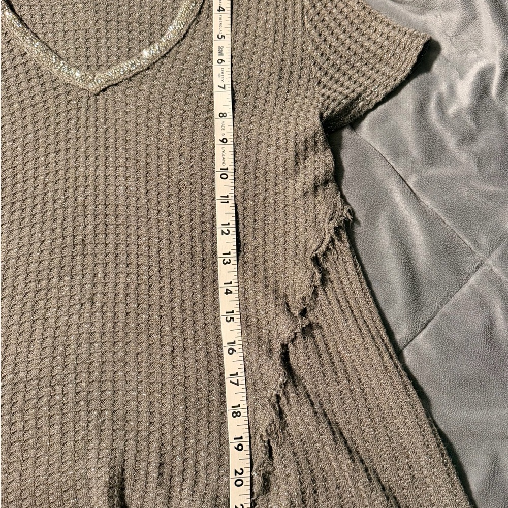 Juicy Couture Metallic Taupe Knit V-Neck Top - Picture 6 of 7
